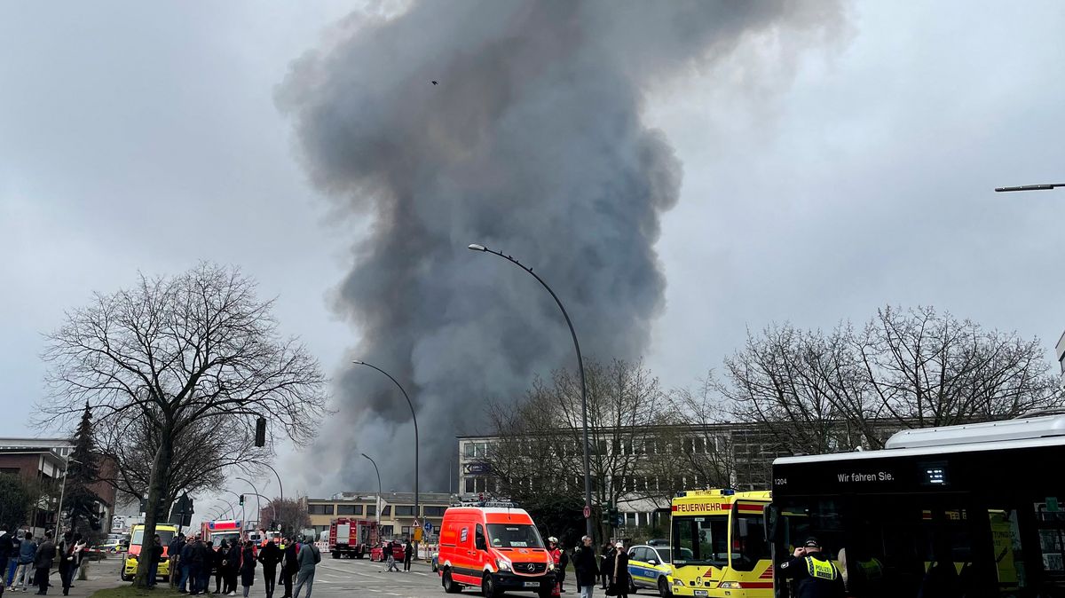 Centrum Hamburku se dusilo v dýmu, hořel průmyslový park